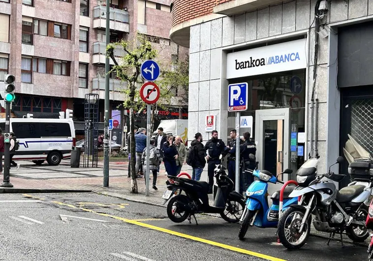 Buscan a un atracador que ha asaltado una sucursal a punta de pistola en Bilbao